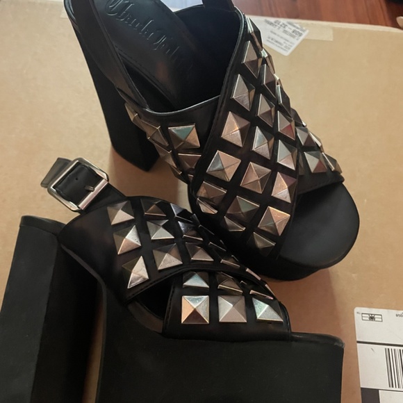 Charla Tedrick Platform - Picture 3 of 4